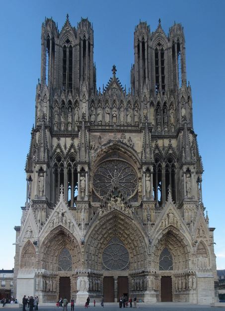 Gothic cathedral. Reims Cathedral facade. Photo: Wikipedia, Traveler100. Please copy and paste the following link to go to the original source page: http://en.wikipedia.org/wiki/File:ReimsCathedral-01s.jpg